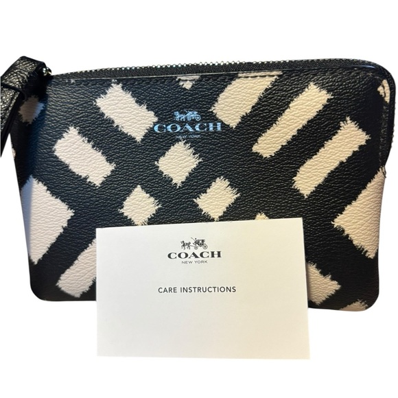 Coach Wild Plaid Black and Cream Geometric Wristlet — New without Tags - Picture 1 of 12